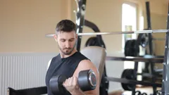 Bradley Barcola, attaquant international français, en action balle au pied